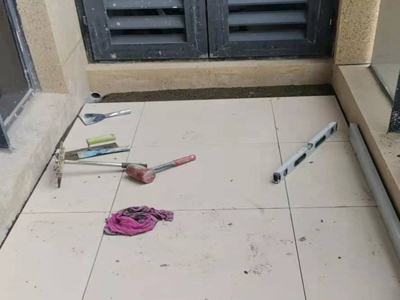 廣州客廳裝修木地板好還是瓷磚好,近十年受歡迎的客廳地面裝修(圖1)