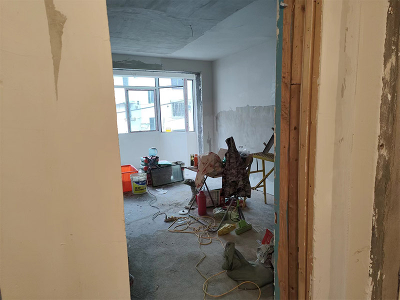 如何根據家電需求確定插座的數量和位置？